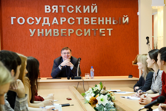 А.Б.Кузнецов со слушателями МАГУ Кузнецов на встрече со слушателями МАГУ
