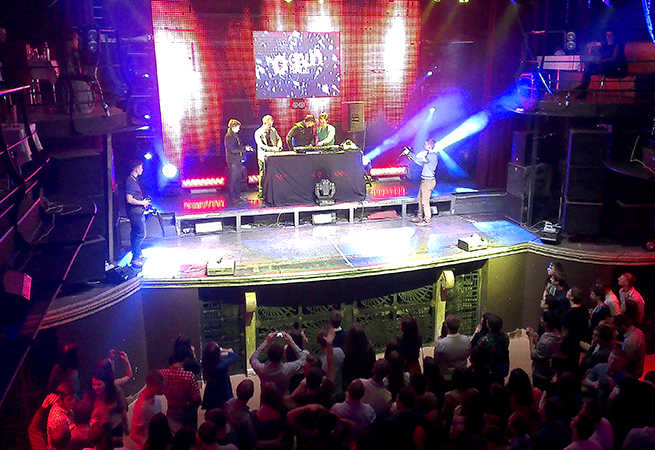 Валентин Пугач за DJ-пультом Вечеринка ВятГУ