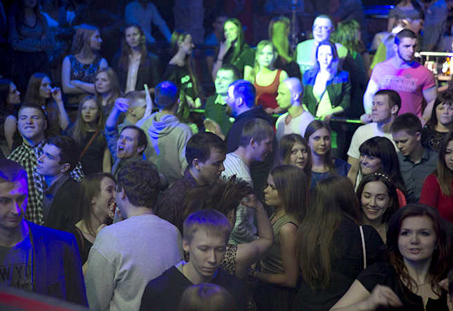 Валентин Пугач за DJ-пультом Вечеринка ВятГУ