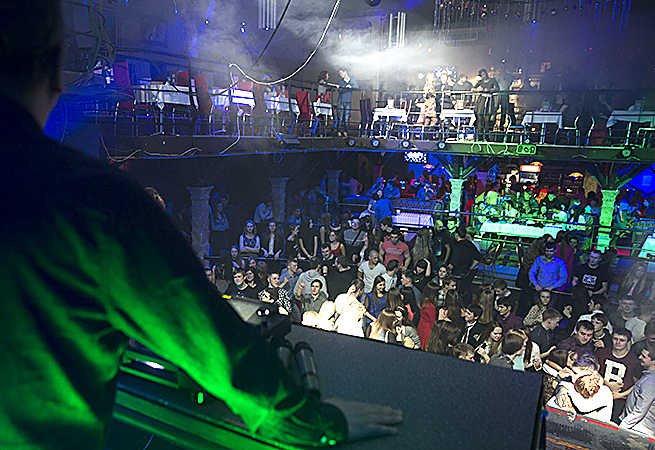 Валентин Пугач за DJ-пультом Вечеринка ВятГУ