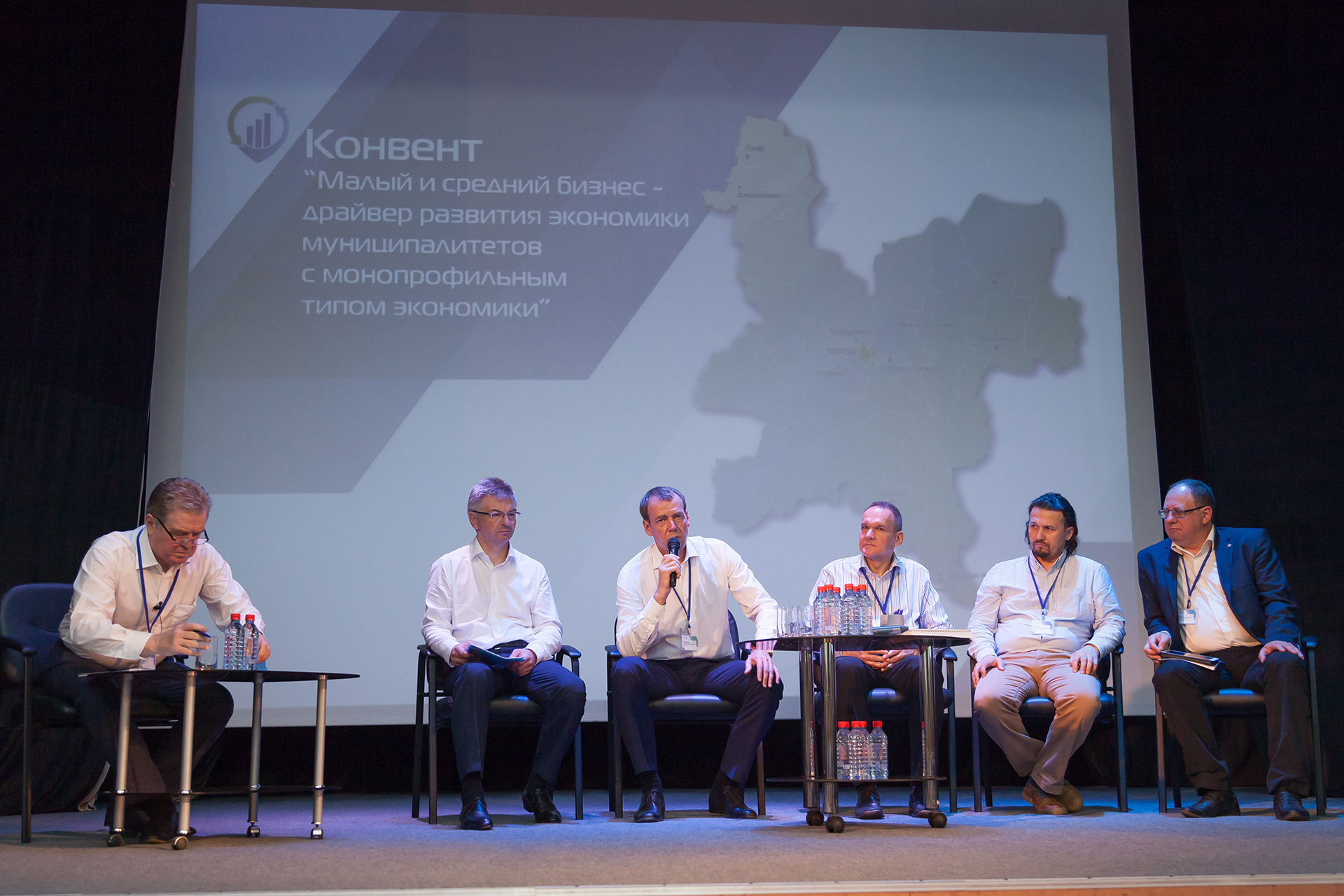 Слева направо: Борис Островский - руководитель проектной работы МШУ «СКОЛКОВО»; Сергей Карпов - первый заместитель генерального директора некоммерческой организации «Фонд развития моногородов»; Алексей Вершинин - заместитель Председателя Правительства области, министр развития предпринимательства, торговли и внешних связей Кировской области; Томаш Кайзер - заместитель мэра г. Познань (Польша), Председатель Экономического Форума по развитию европейских городов; Святослав Мурунов - руководитель Центра прикладной урбанистки при МВШСЭН; Валентин Пугач – и.о. ректора Вятского государственного университета Конвент моногорода Киров 2016